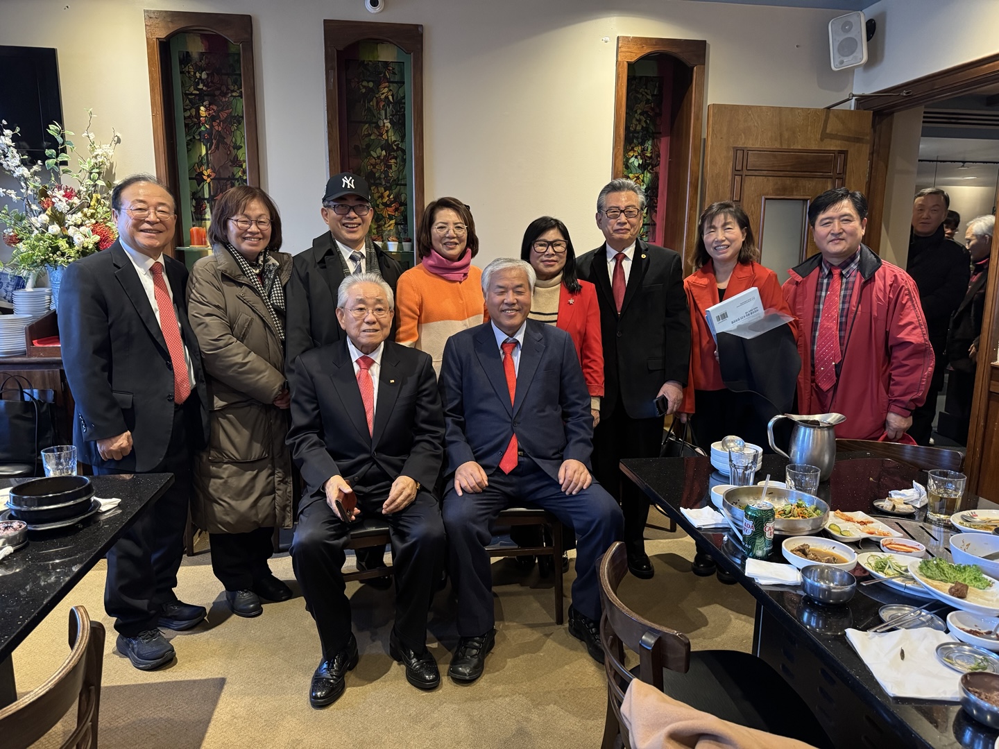 졸업 기념 만찬에서 함께한 단체 사진