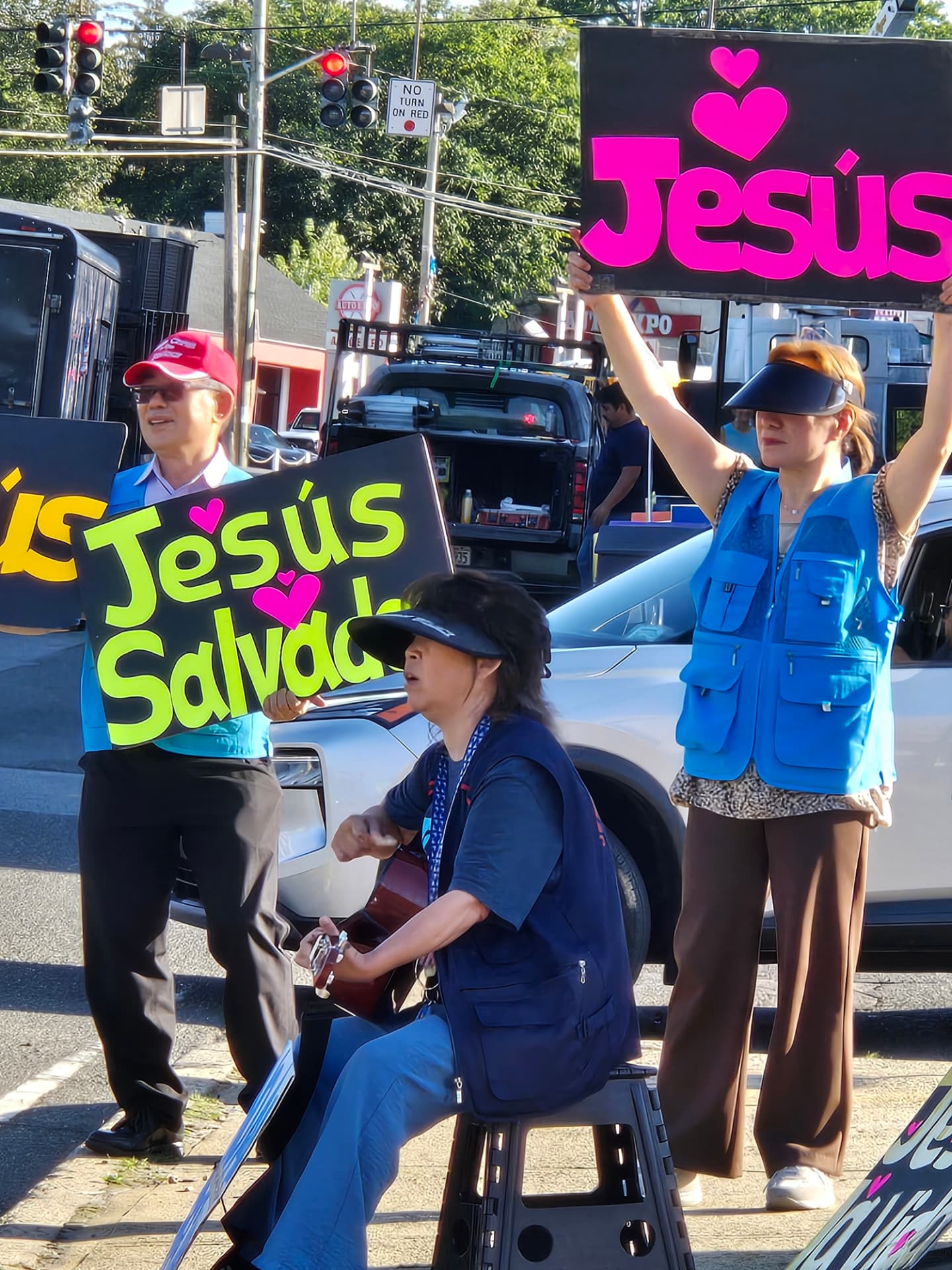 「Jesús」 팻말을 들고 길거리에서 찬양하는 성도들