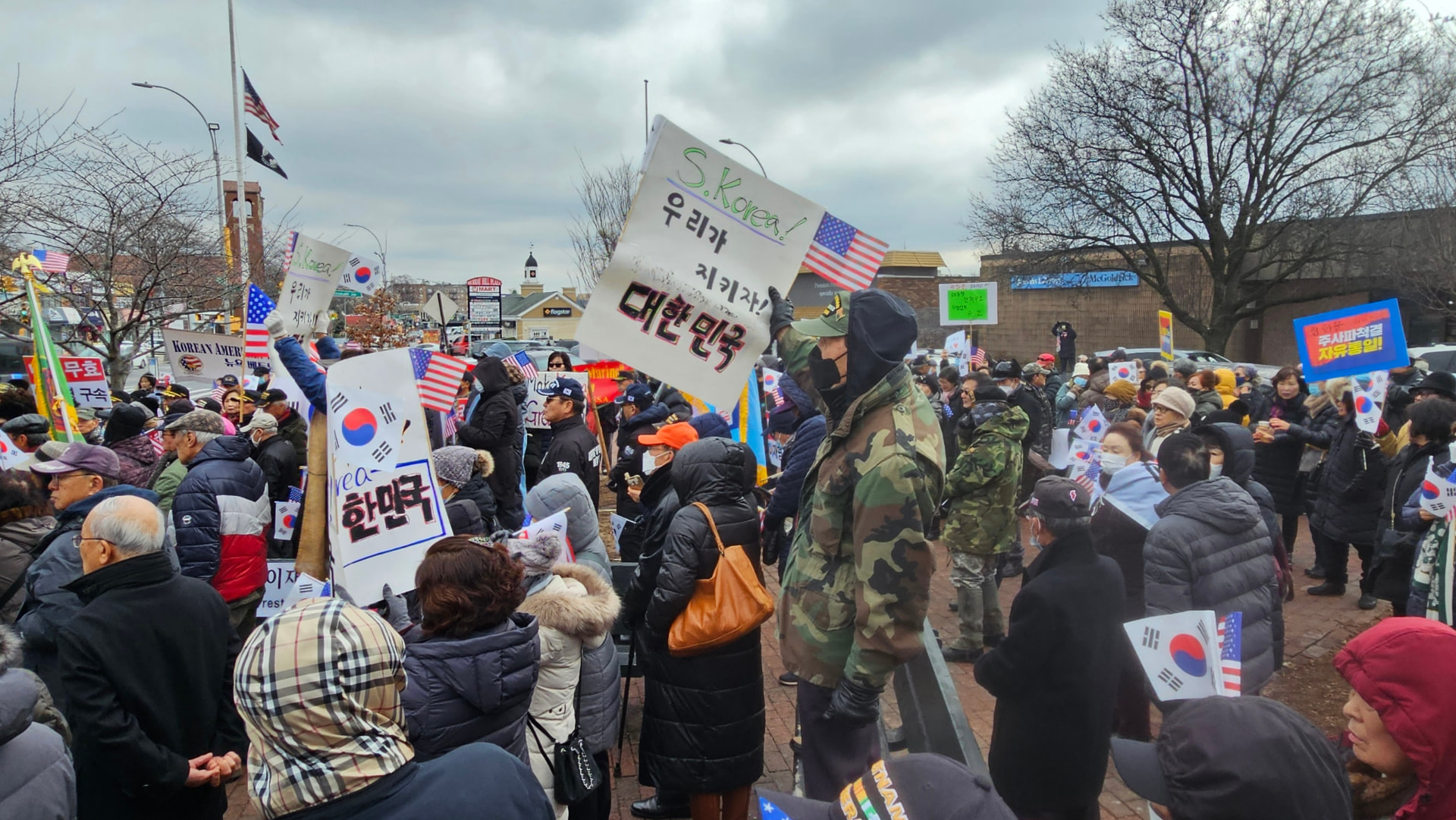 태극기와 성조기를 든 미주 애국운동 참가자들