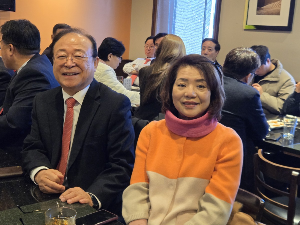 졸업 기념 만찬에서 함께한 박태규 목사와 사모님