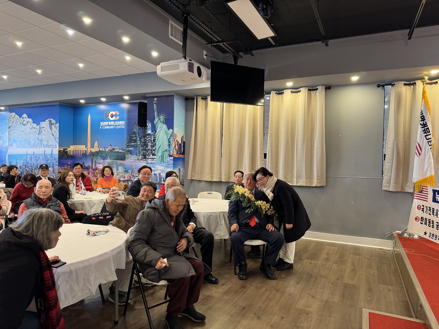 K Community Center 졸업식에서 꽃 레이를 받은 박태규 목사