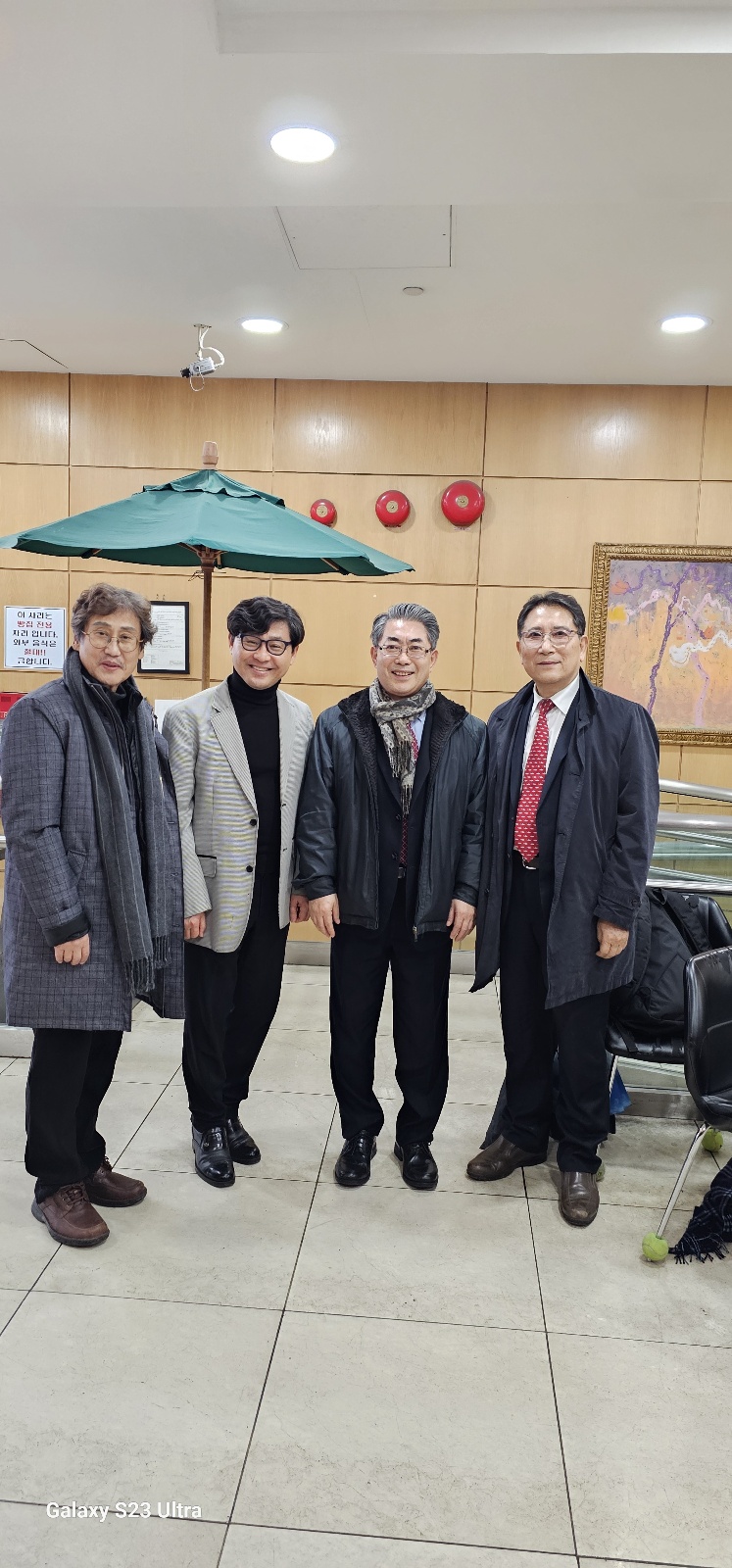 「한 페이지 설교」 세미나 배너 옆에서 함께한 박태규 목사와 방문자들