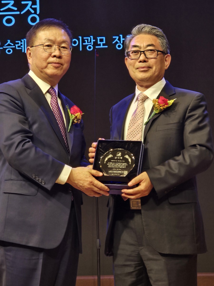 이취임식에서 감사패를 전달하며 악수하는 박태규 목사와 허연행 목사
