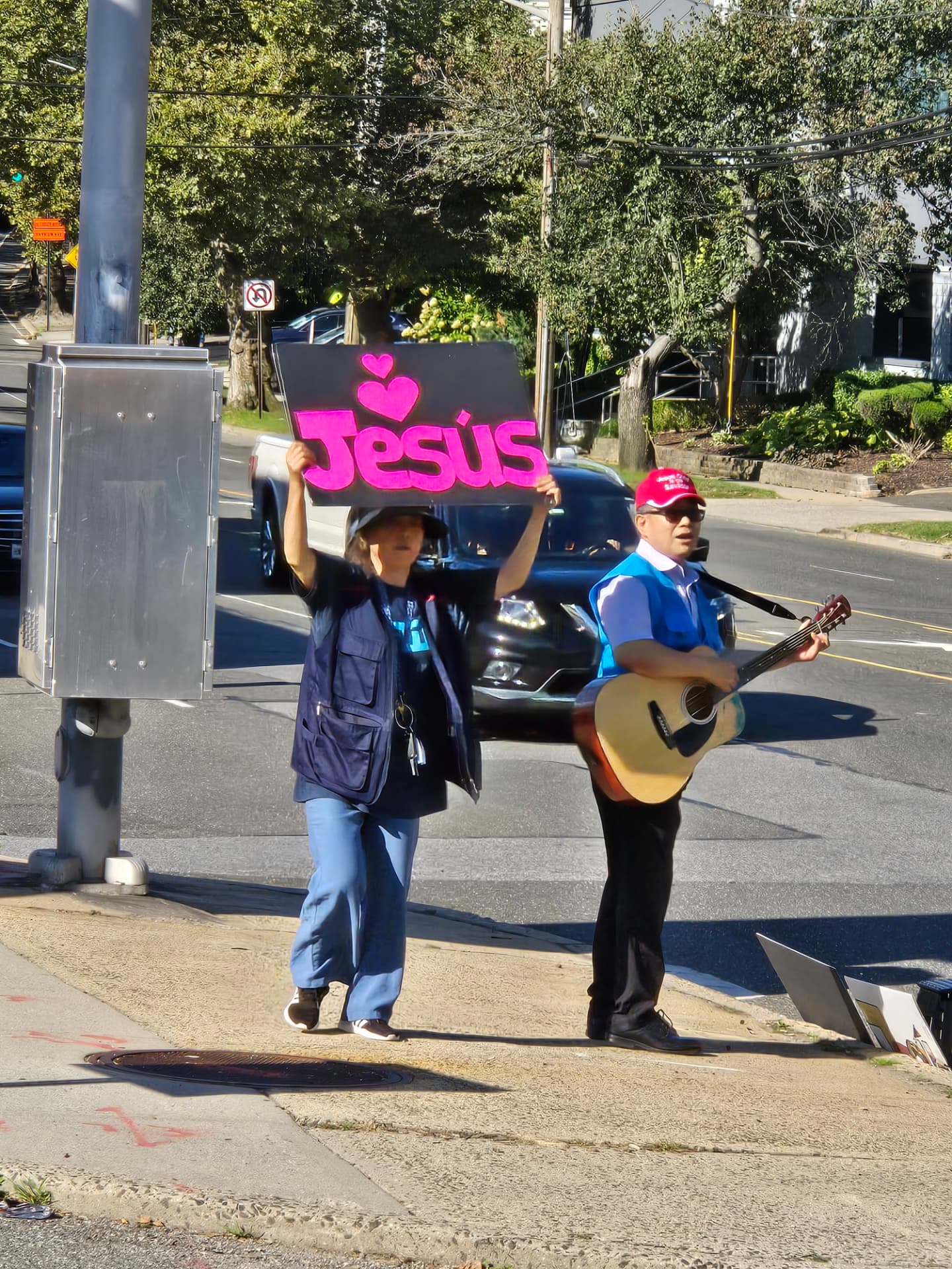기타와 「Jesús」 팻말과 함께 거리에서 전도하는 박태규 목사